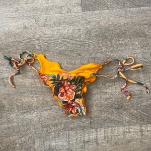 Worn once, super cute tiny scrunch bikini bottom
